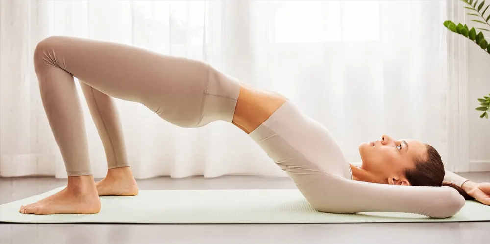 Ćwiczenie mostka na macie, trening mięśni dna miednicy