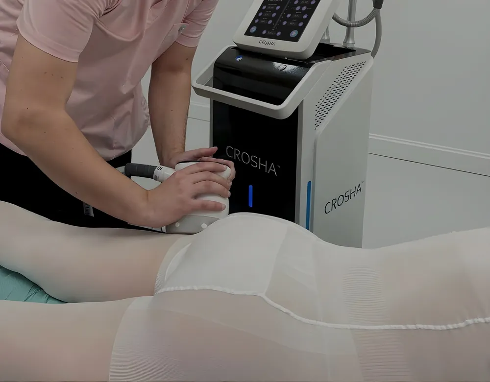 Zabieg endermologii Crosha, w tle urządzenie Crosha