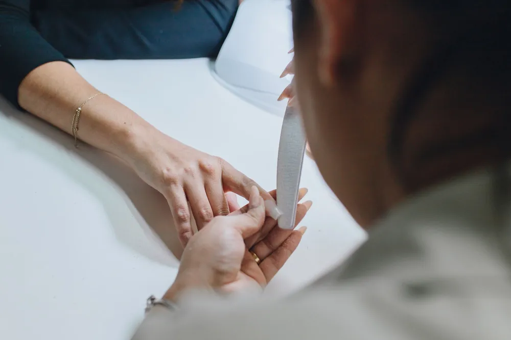 Manicure, piłowanie paznokci przez stylistkę