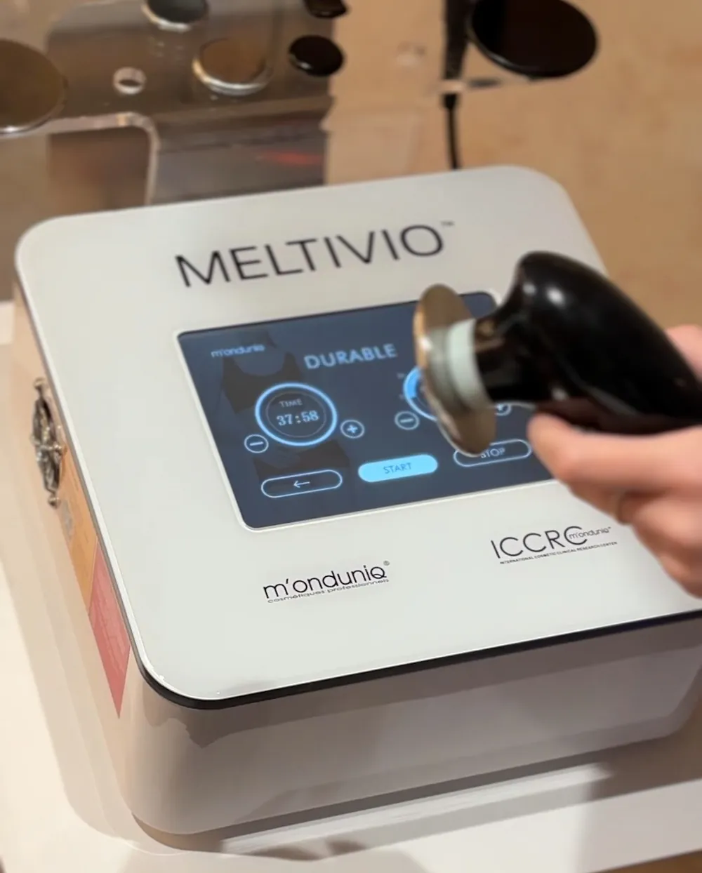 Urządzenie Meltivio z głowicą do liftingu falą radiową w gabinecie Przybylscy Clinic