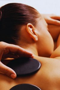 Masaż gorącymi kamieniami