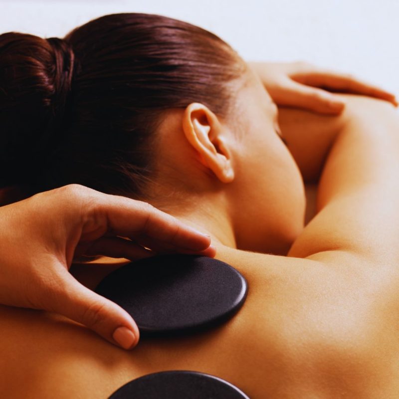 Masaż gorącymi kamieniami